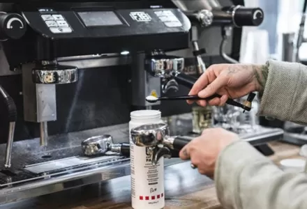 圧力制御が産業用コーヒーマシンの性能をどのように高めるか